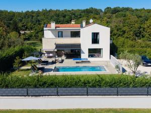 Modern 300m2 Villa - King Beds & Leisure Zone