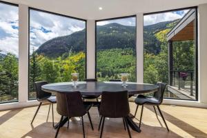 East Vail Escape- Private Deck & Hot Tub & Grill