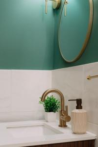 Chic Luxe mins NYC MetLife With Private Backyard