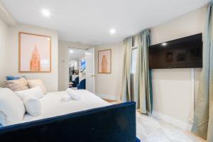 Chic Luxe mins NYC MetLife With Private Backyard