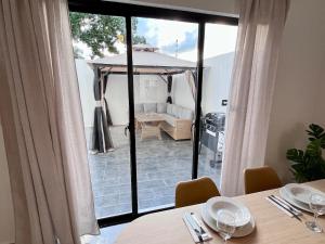 New villa, private pool & jacuzzi near beaches
