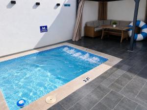 New villa, private pool & jacuzzi near beaches