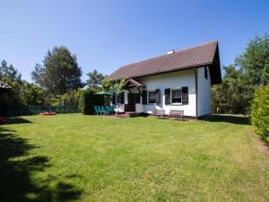 Large holiday home with a garden, Lubiatowo