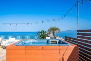 Elegant multi-level penthouse with rooftop Jacuzzi, bay views, pool & game room