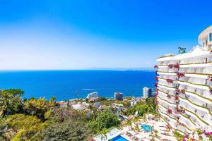 Elegant multi-level penthouse with rooftop Jacuzzi, bay views, pool & game room