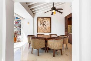 Elegant multi-level penthouse with rooftop Jacuzzi, bay views, pool & game room