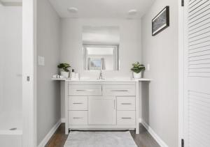Modern Luxe 3BR,2-Car Garage 5 Min to IND Airport