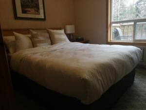 2-Bedroom Townhouse Near Banff Gate