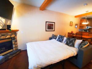 2-Bedroom Townhouse Near Banff Gate