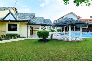 Classic 5BR Villa with Pool & Gardens (SP1)
