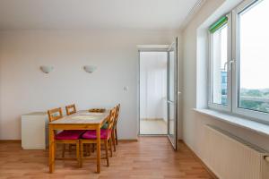 Rondo Wiatraczna Comfort Studio by BookingHost