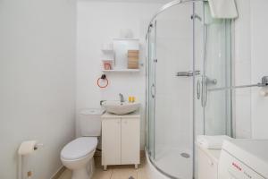 Rondo Wiatraczna Comfort Studio by BookingHost