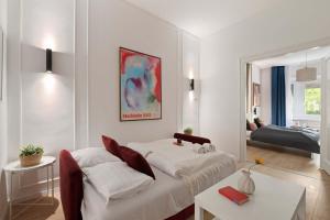 Basilica Art Escape w 2BR Balcony & City Views