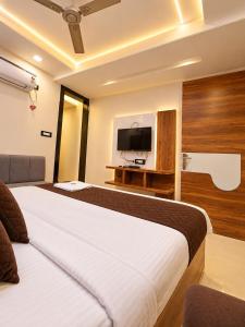 ARIVOO - Hotel Royal Aanandam