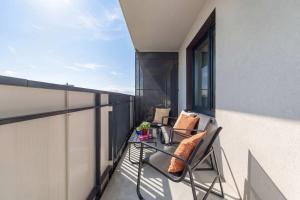 Comfortable Apartment with Balcony and Desk by Noclegi Renters