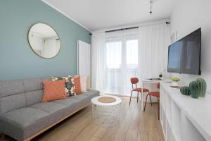 Comfortable Apartment with Balcony and Desk by Noclegi Renters