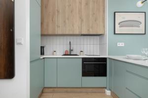 Comfortable Apartment with Balcony and Desk by Noclegi Renters