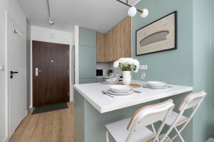 Comfortable Apartment with Balcony and Desk by Noclegi Renters