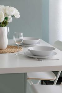 Comfortable Apartment with Balcony and Desk by Noclegi Renters