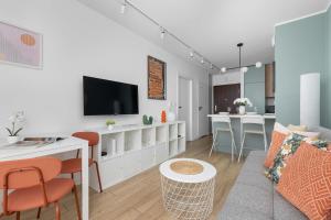 Comfortable Apartment with Balcony and Desk by Noclegi Renters