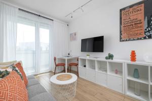 Comfortable Apartment with Balcony and Desk by Noclegi Renters