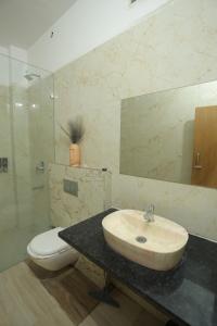 Bachelors Paradise Fully Furnished 2bhk with Garden Heart of City