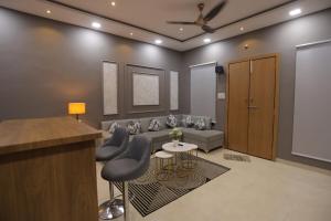 Bachelors Paradise Fully Furnished 2bhk with Garden Heart of City