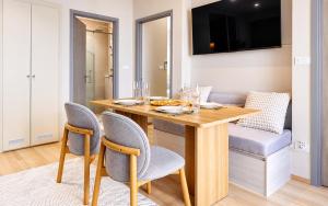 Title Serenity 2-Bedroom Suite with Balcony by TVC SRE4708