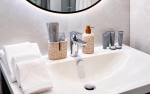 Title Serenity 2-Bedroom Suite with Balcony by TVC SRE4708