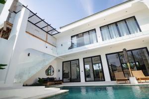2BR Modern Luxury Villa with Pool 400m to Beach