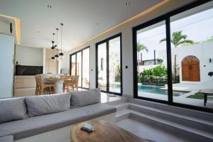 2BR Modern Luxury Villa with Pool 400m to Beach