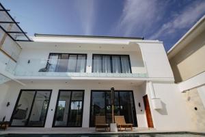2BR Modern Luxury Villa with Pool 400m to Beach