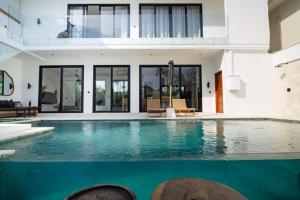 2BR Modern Luxury Villa with Pool 400m to Beach