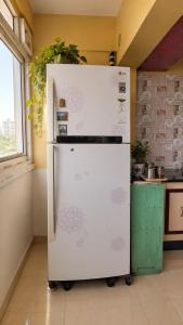spacious 2BR 2 bath, parking, AC, OMR main rd