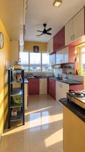 spacious 2BR 2 bath, parking, AC, OMR main rd