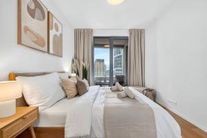 Sky Park Elegant Living - Balcony & City Views