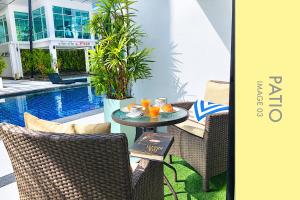 Pool Access 2 BDR Stylish Condo