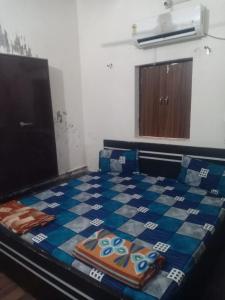 Shri Bankey Bihari Yatri Niwas Homestay l Pandit Rambabu Gautam Ji Dharmshala तीर्थपुरोहित श्री धाम वृन्दावन l 3 minute walking to Bankey Bihari Temple l AC and Non AC room Available