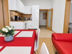 Spacious 2-Bedroom Apartment in City Center 80 m