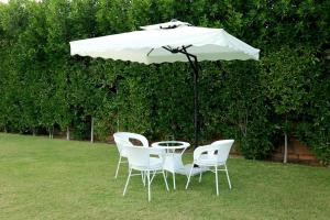 ZORBA Farmstay a Luxury Retreat with Lush Gardens