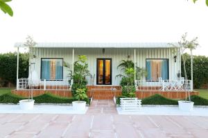 ZORBA Farmstay a Luxury Retreat with Lush Gardens