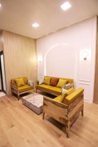 ZORBA Farmstay a Luxury Retreat with Lush Gardens