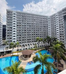Casa Lunari Cozy Modern Staycation Near MOA and NAIA Pool WiFi Netflix