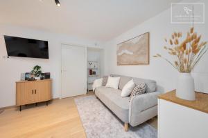 Quiet 2BR, Free Parking, Workspace & Fast WiFi