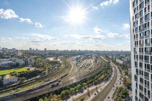 29-355-1 Manhattan, Beresteiskyi 11, Kyiv, Politekh metro nearby, fantastic city view, Petrovdom Apartment