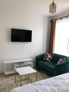 Cozy Nest in the City with Netflix and Free Parking