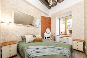 15th Century Flat with Parking, High Ceilings
