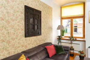 15th Century Flat with Parking, High Ceilings