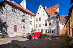 15th Century Flat with Parking, High Ceilings