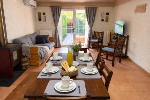 Casa Bordo Casa completa de uso exclusivo para hasta 5 huéspedes con patio privado cercado parrilla y cochera A 400m de la playa